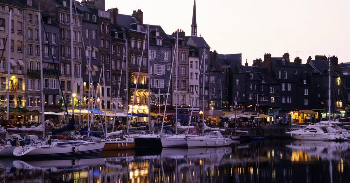 découvrez la cuisine normande, riche en saveurs et en traditions : fromages, fruits de mer, cidre et plats typiques de la normandie.