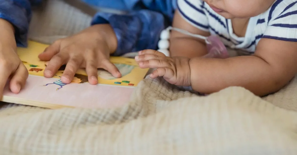 découvrez l'importance de la littératie précoce pour le développement des compétences de lecture et d'écriture chez les jeunes enfants.